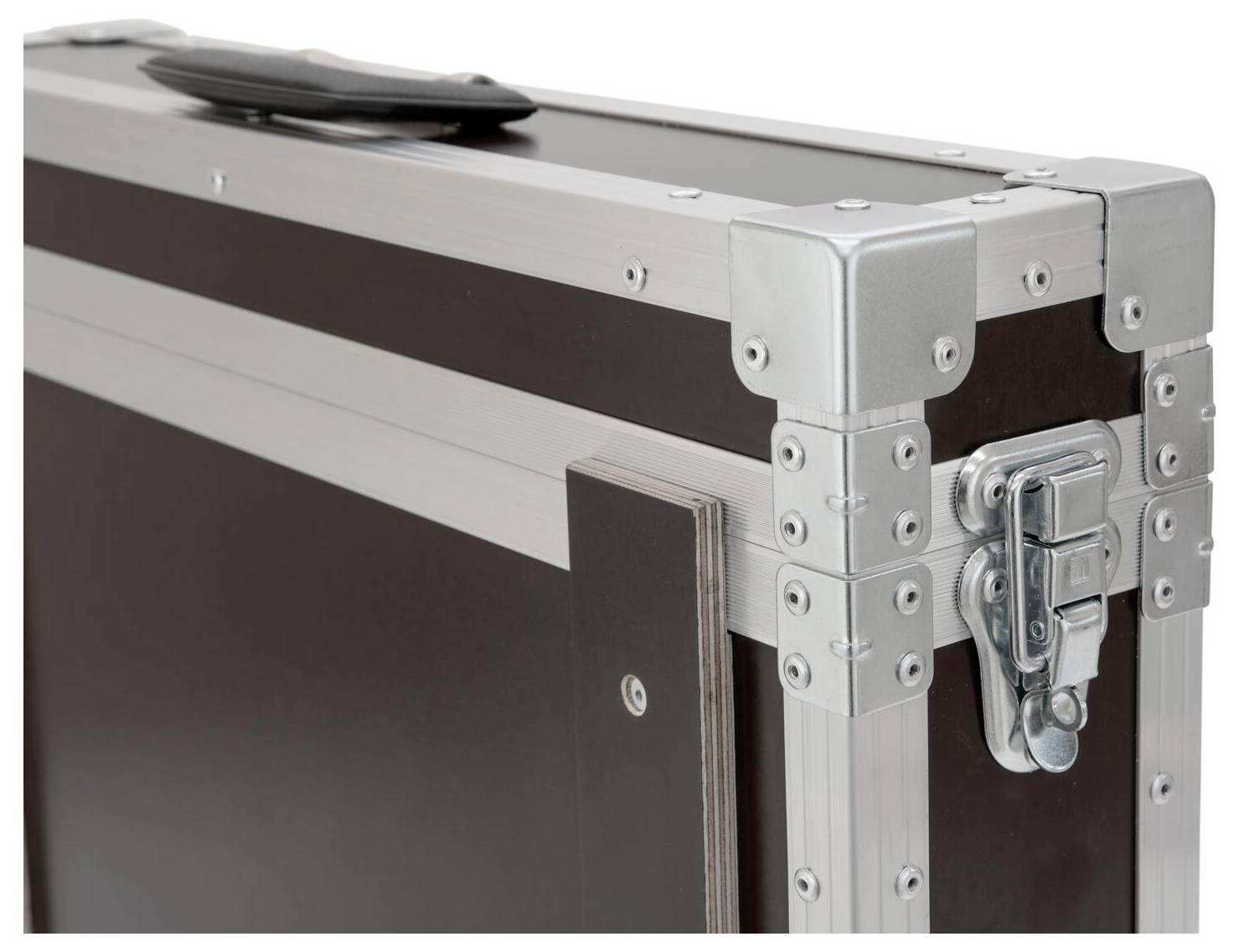 Nahaufnahme einer Ecke eines Metall-Flugkoffers, die einen sicheren Verschluss und verstärkte Kanten zeigt, entworfen zum Schutz von Ausrüstung.