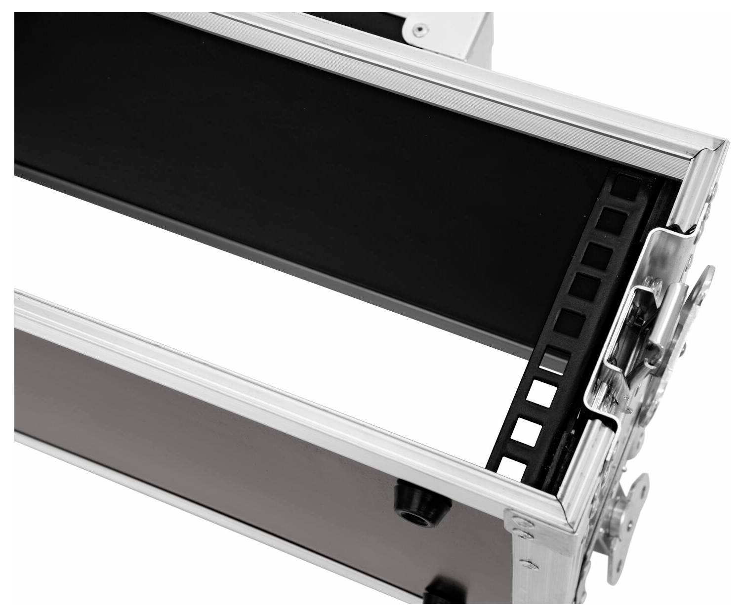 Ein teilweise offener silberner und schwarzer Ausrüstungskoffer mit sichtbaren Verschlüssen und Scharnieren, der Innenabteile zur Lagerung zeigt.