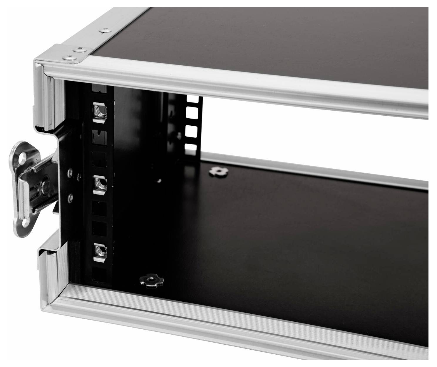 Ein offenes schwarz-silbernes Metall-Rackcase mit leeren Steckplätzen, ausgestattet mit einem Schließmechanismus auf der linken Seite.
