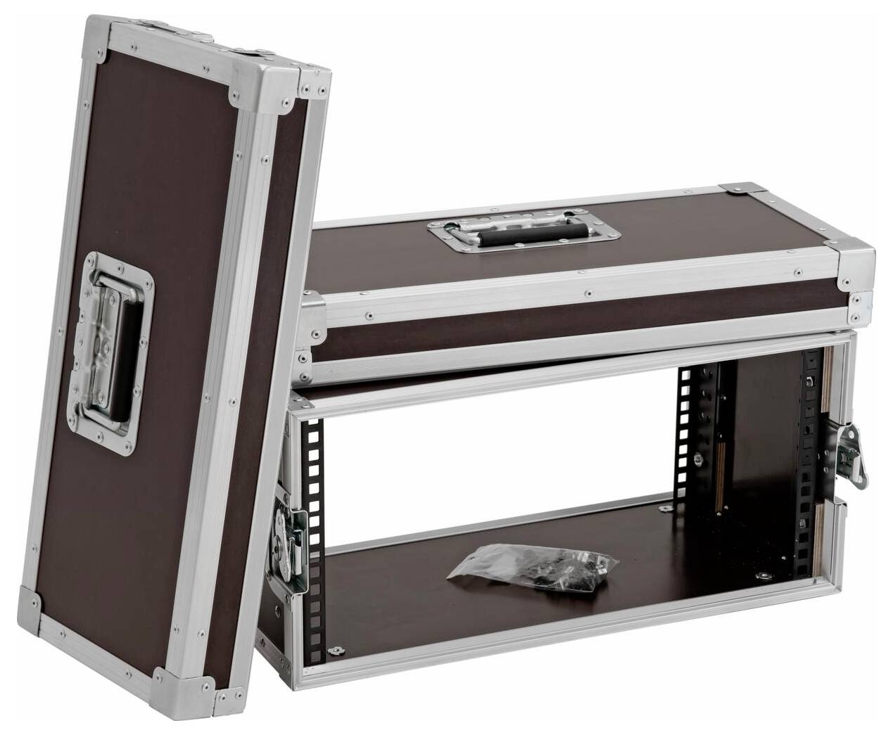 Offene leere Flugausrüstungskiste mit braunen Paneelen und silbernen Kanten, die internen Rackplatz und eine schwarze Plastiktüte im Inneren zeigt.