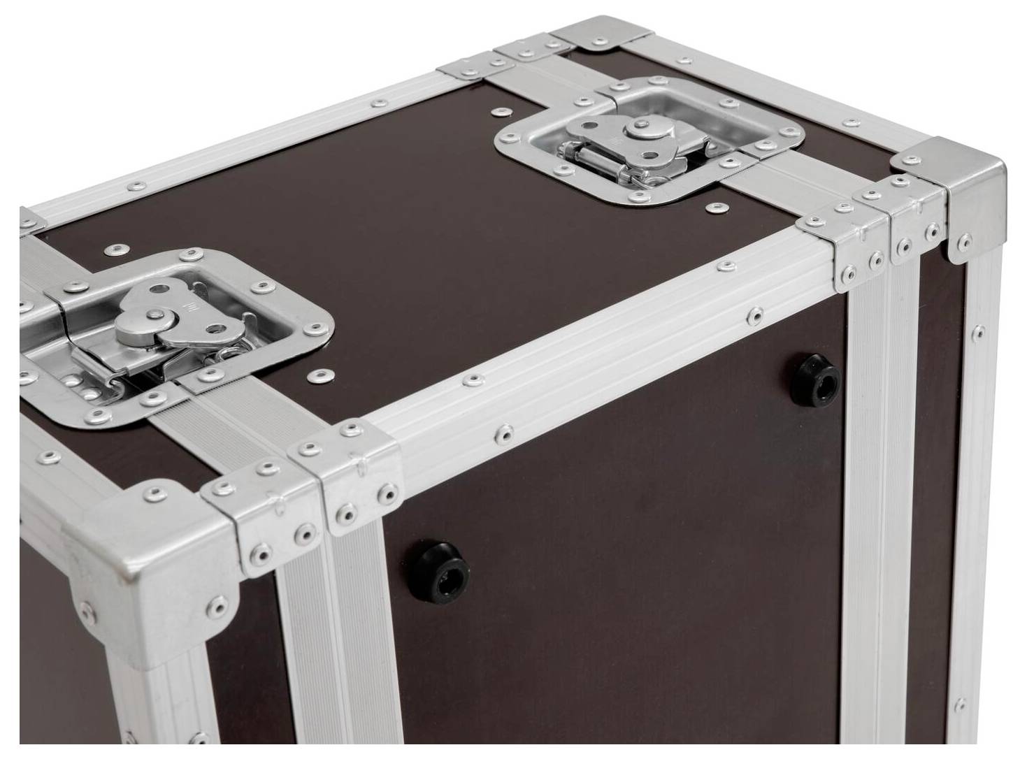 Ein robuster, brauner Flugkoffer mit silbernen Metallverstärkungen und Verschlüssen, der zur Schutzung von Ausrüstung während des Transports entwickelt wurde.