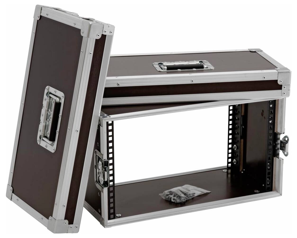 Transportkoffer mit Metallkanten und Verschlüssen, der Verpackungsmaterial im Inneren zeigt. Ein Deckel ist entfernt und lehnt neben dem Hauptkoffer.