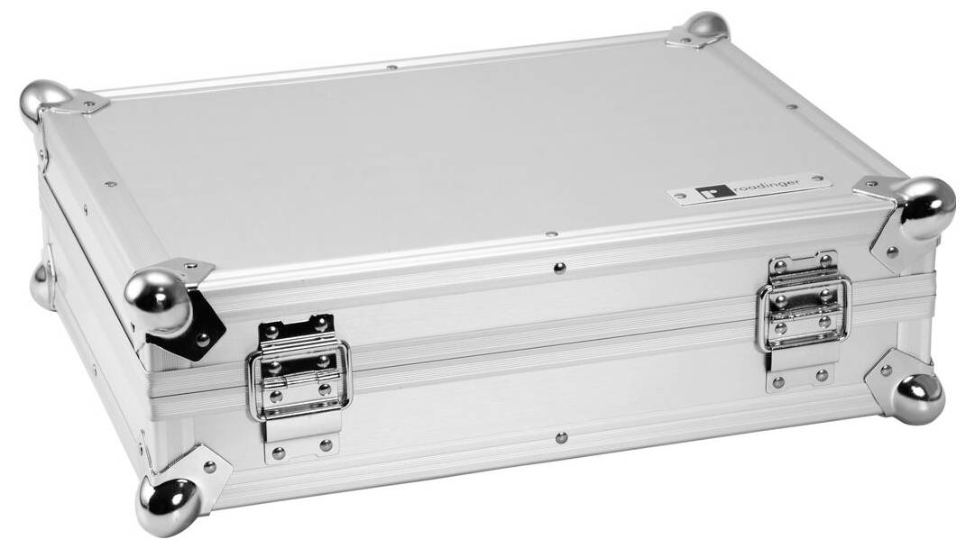 Ein silberner Metallkoffer mit verstärkten Ecken und sicheren Verschlüssen, verwendet zur Lagerung oder zum Transport, vor einem schlichten Hintergrund.