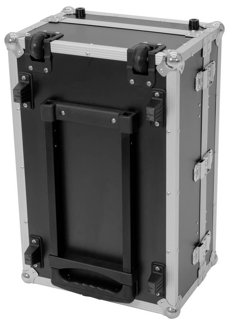 Ein schwarzer Flugkoffer mit verstärkten Metallkanten und Ecken, Radanbringungen und Seitengriffen zum Transport von Ausrüstung.