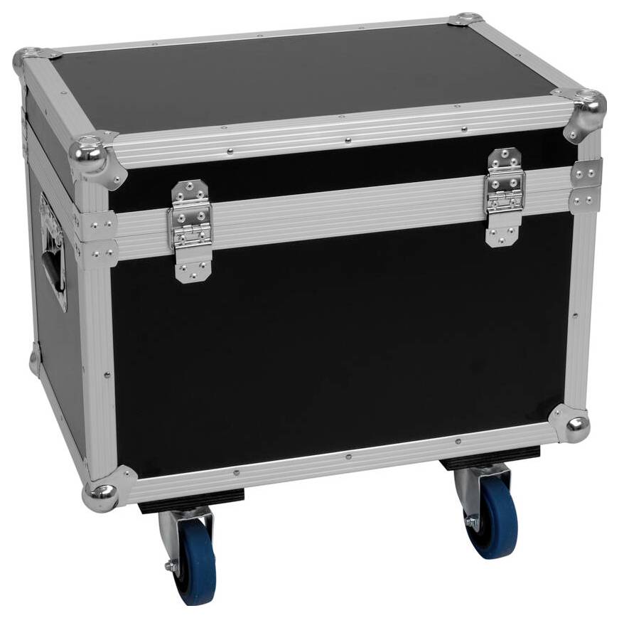 Schwarzer Flightcase mit Metallkanten, Scharnieren und Griffen, montiert auf vier blauen Lenkrollen, verwendet zum Lagern und Transportieren von Ausrüstung.