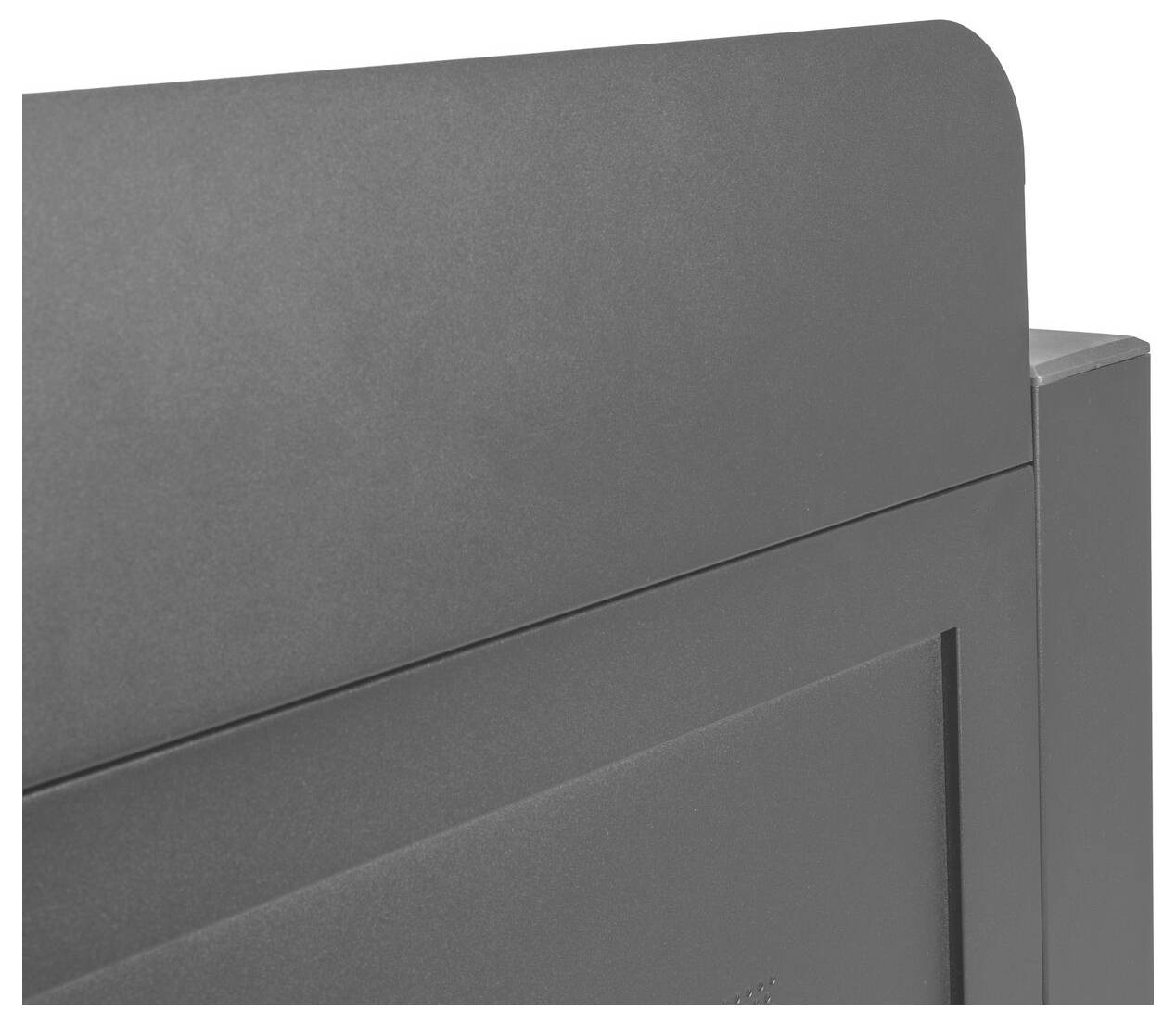 Nahaufnahme eines grauen metallischen Panels mit einer glatten, geschwungenen Oberkante, das einen Teil einer Wand oder eines Möbelstücks im minimalistischen Stil zeigt.