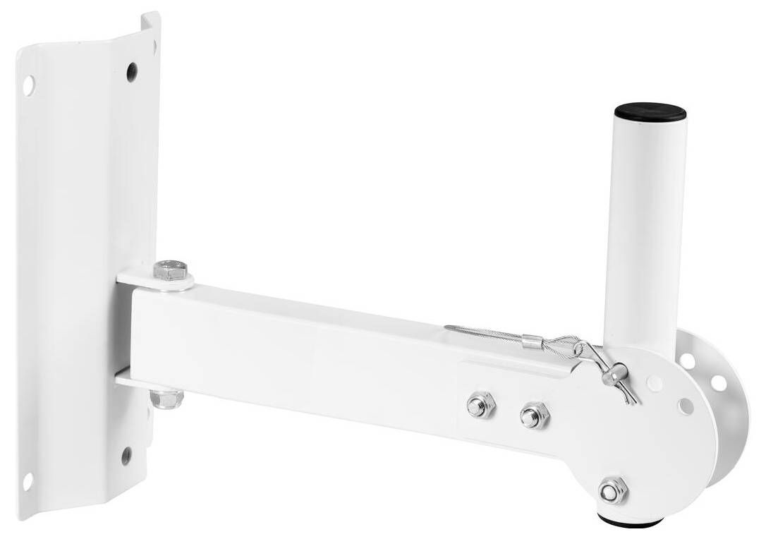 Ein silberner Metallkoffer mit Eckenschutzvorrichtungen und einem schwarzen Griff, gesichert mit zwei Metallschlössern, vor einem einfachen Hintergrund.