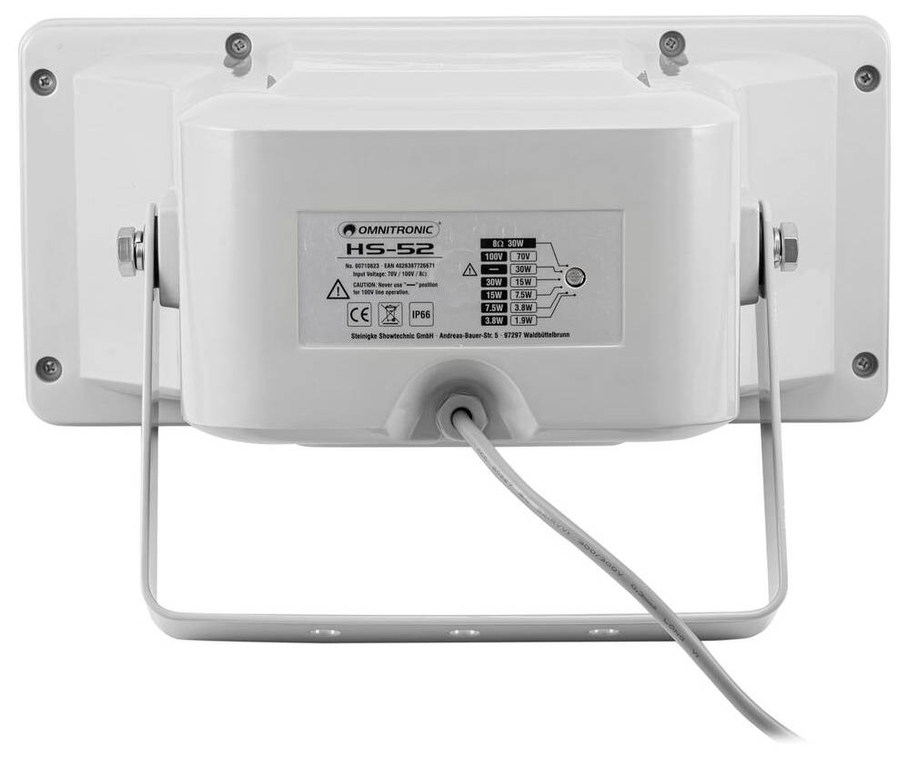 Rückansicht eines weißen Omnitronic HS-52-Lautsprechers mit einer Metallhalterung und sichtbarer Verkabelung. Produktspezifikationen befinden sich auf einem Etikett.