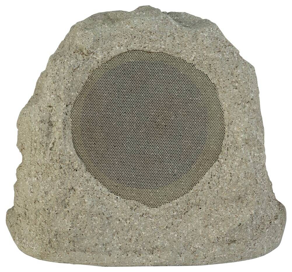 Ein Lautsprecher, der wie ein natürlicher Stein gestaltet ist, mit einer netzabdeckten Vorderseite für die Audioausgabe. Geeignet für die Verwendung im Freien in Gärten oder auf Rasenflächen.