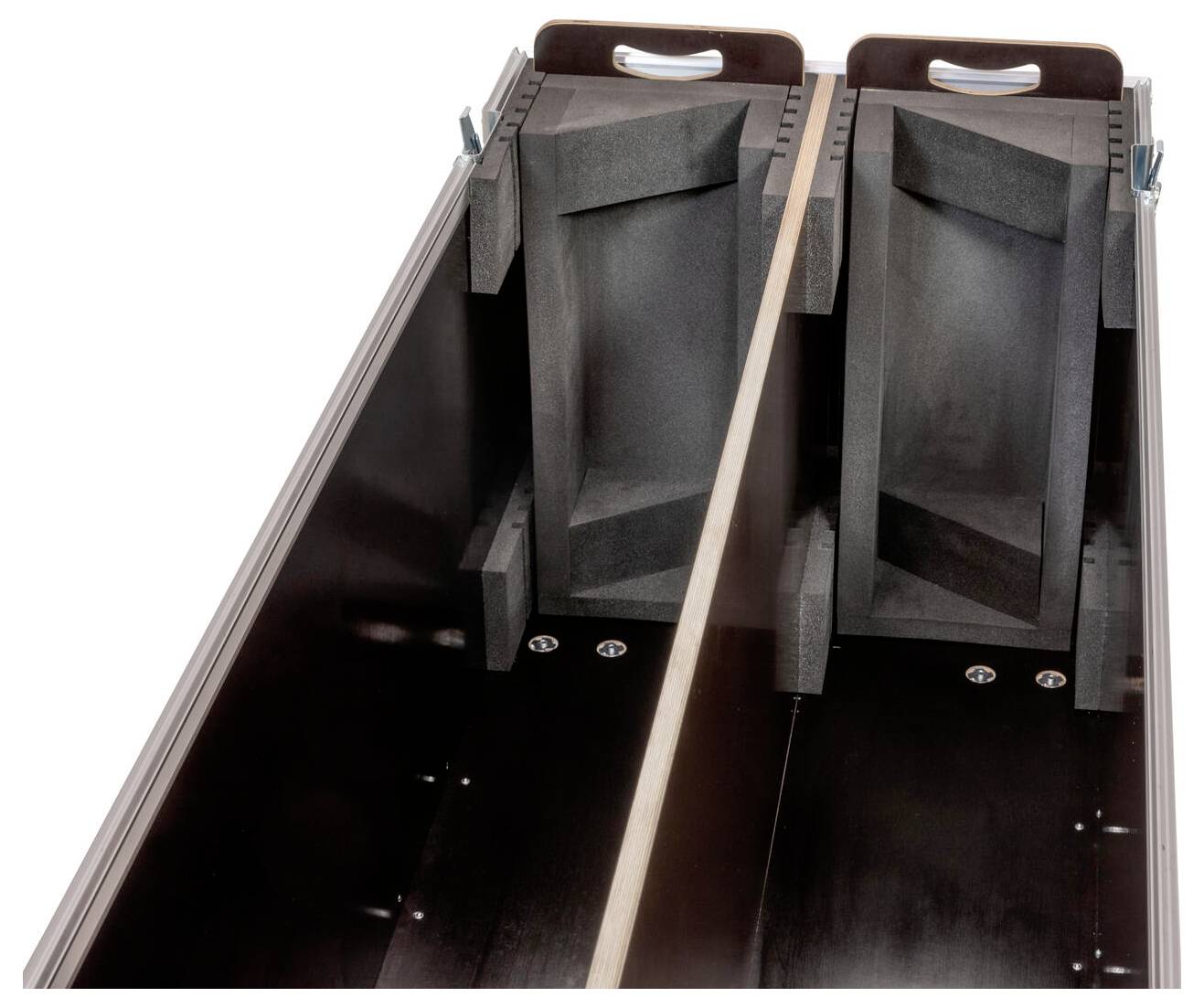 Ein zweigeteilter Holzaufbewahrungskasten mit gepolsterten inneren Trennwänden und Metallgriffen auf dem Deckel, konzipiert zum sicheren Transport von Ausrüstung.