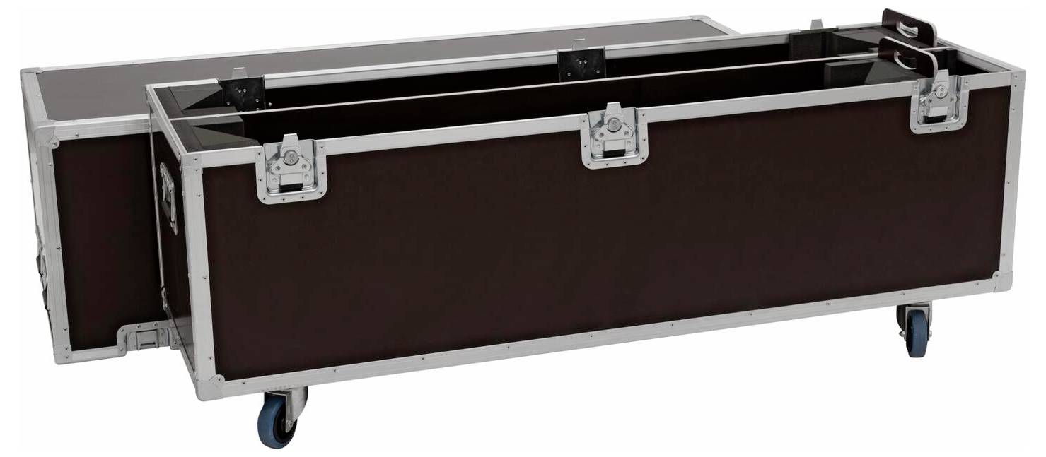 Ein großer brauner Transportkoffer auf Rollen mit Metallverstärkungen, aufgeklapptem Deckel und leerem Inneren, entwickelt zum Transport von Ausrüstung.