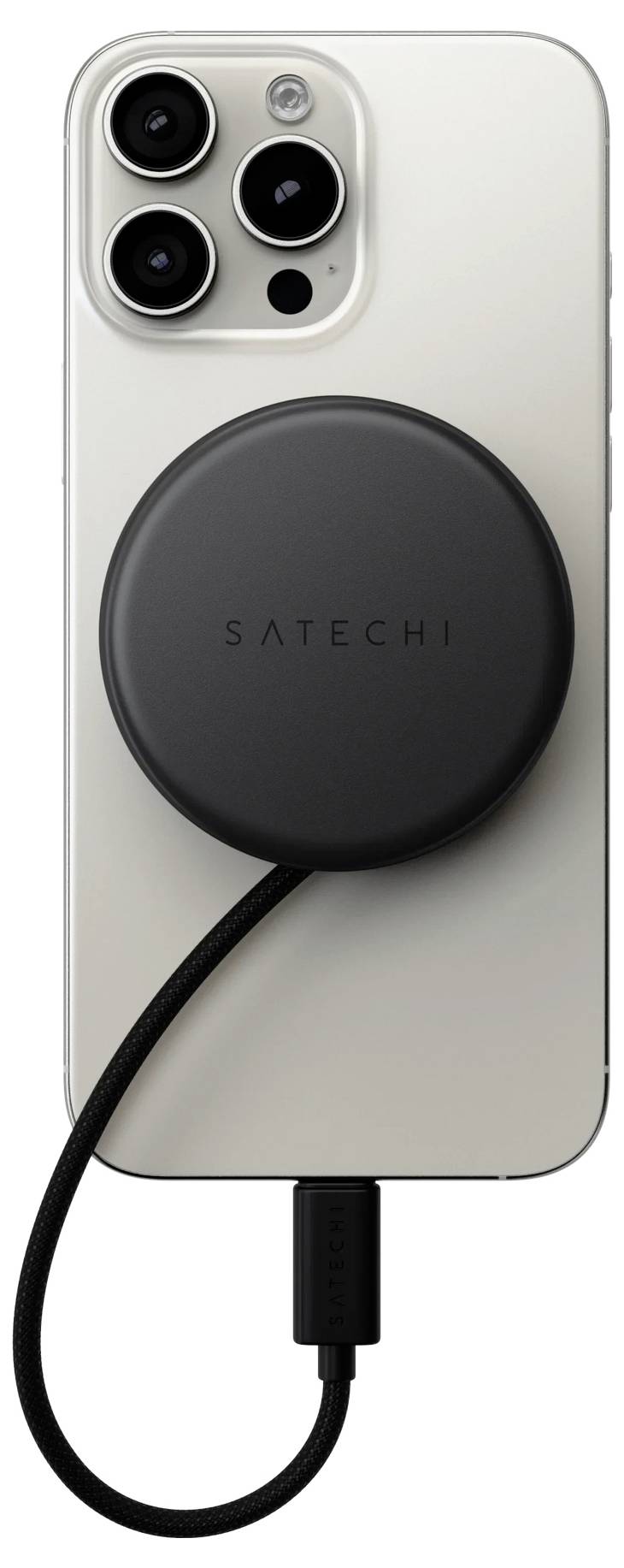 Ein Smartphone mit einer Dreifach-Kamera hat ein rundes, mit Satechi gekennzeichnetes kabelloses Ladegerät auf der Rückseite angebracht, das durch ein Kabel verbunden ist.