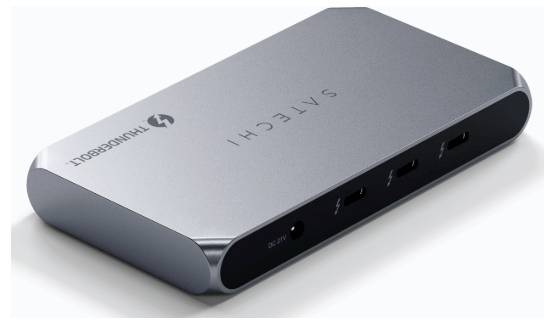 Ein silberner USB-Hub mit drei Anschlüssen: zwei USB-C-Anschlüsse auf der linken Seite und zwei USB 3.0-Anschlüsse auf der rechten Seite, verbunden durch ein schwarzes Kabel.