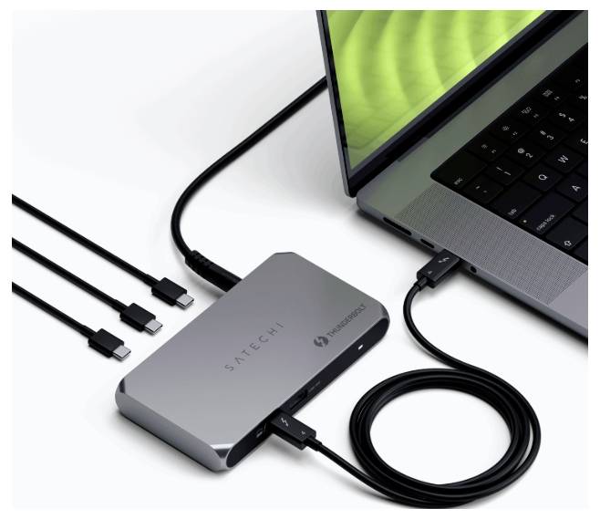 Ein Laptop ist mit einem Satechi-Multi-Port-Adapter verbunden, der Kabel für USB-C, HDMI und Ethernet hat und verschiedene Konnektivitätsoptionen hervorhebt.