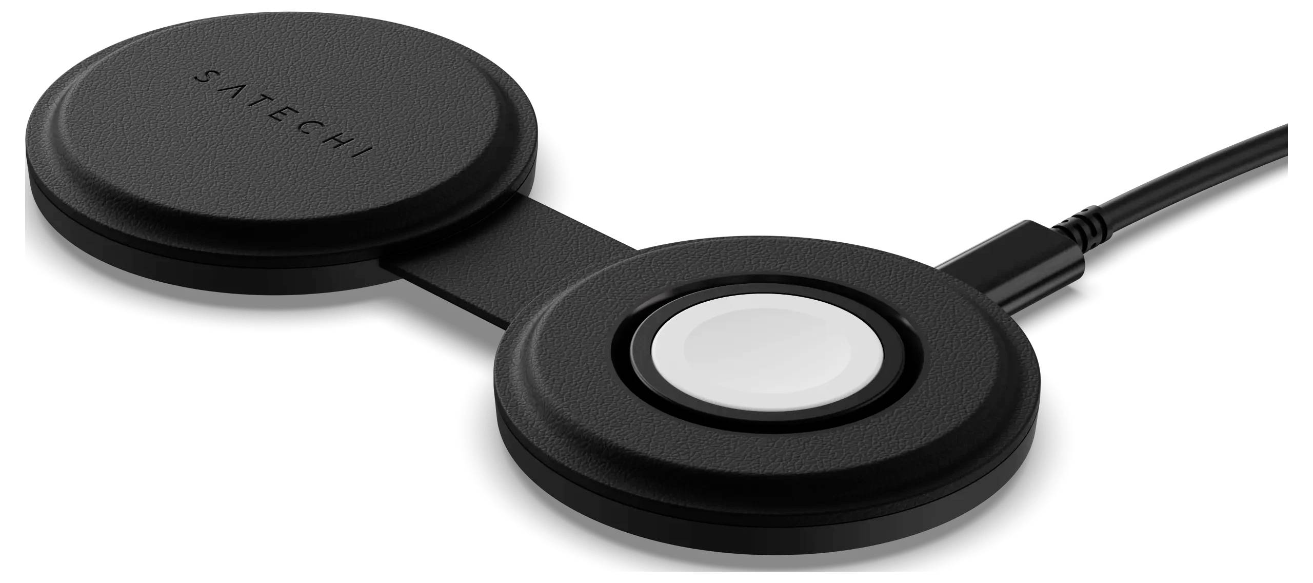 Ein schwarzes kabelloses Dual-Ladegerät mit angeschlossenem Kabel, mit strukturierter Oberfläche und mit dem Label „Satechi
