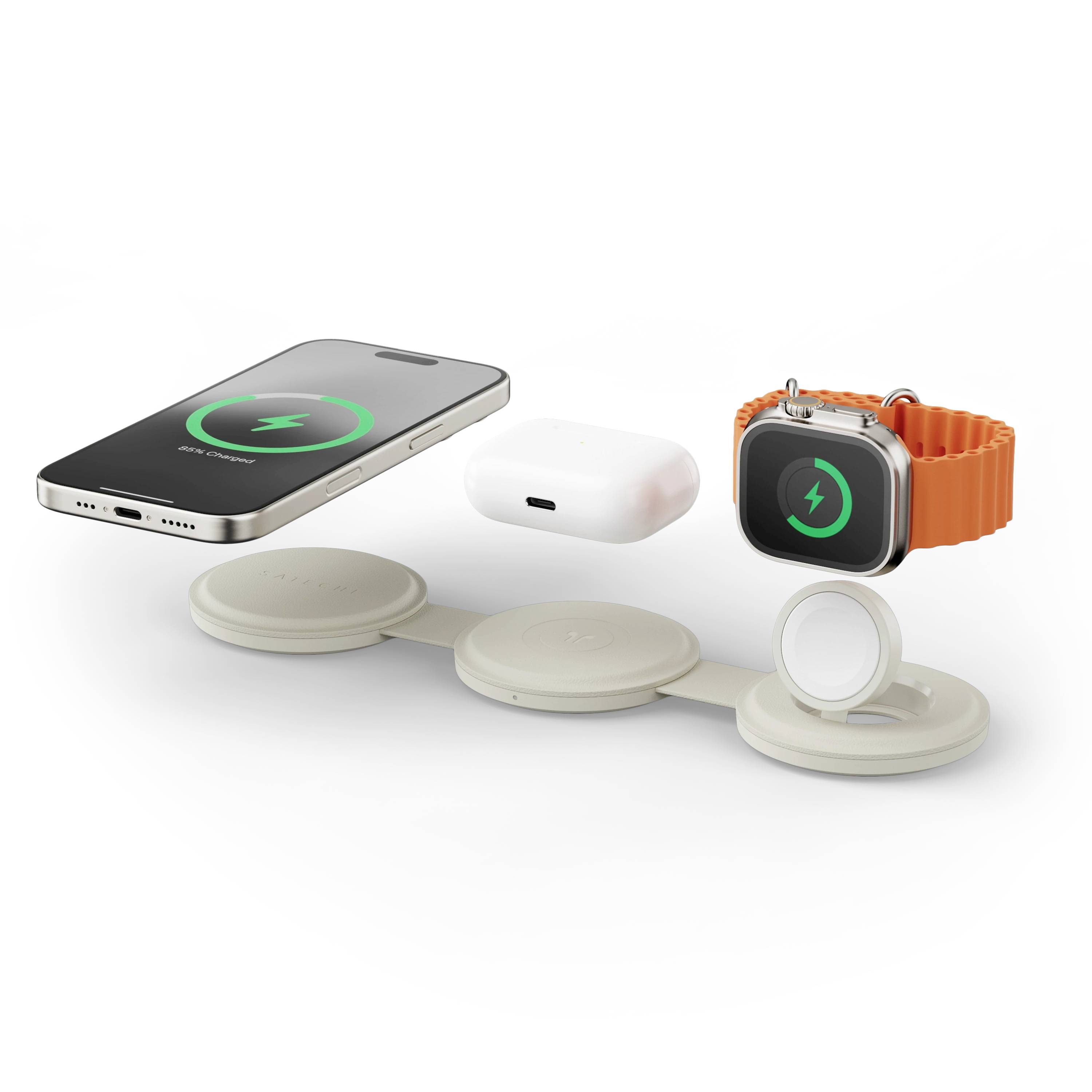 Eine Ladestation mit drei Plätzen lädt ein Smartphone, Kopfhörer und eine Smartwatch, die darauf platziert werden, kabellos auf.