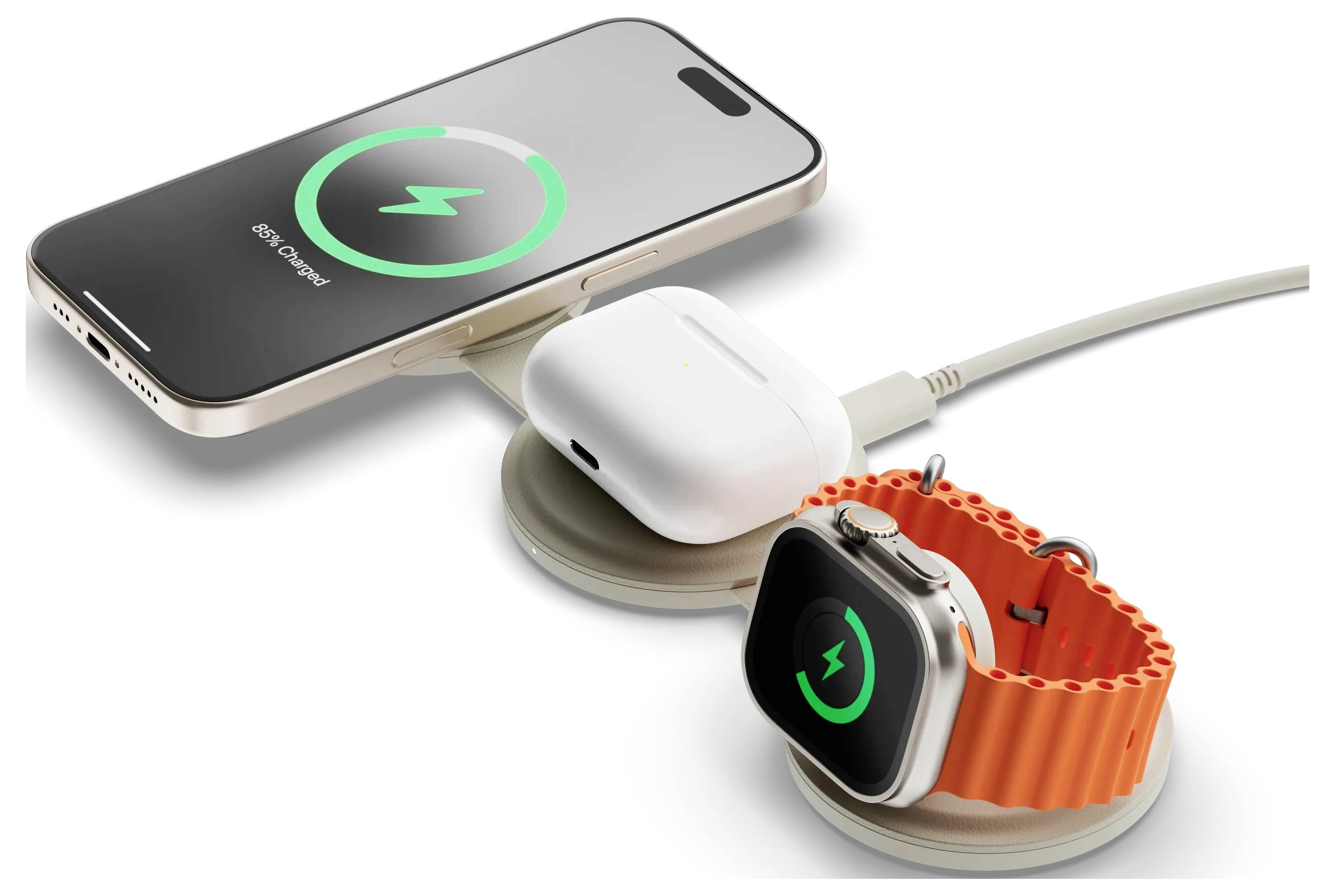 Ein Smartphone, kabellose Ohrhörer und eine Smartwatch werden auf einem Multi-Geräte-Wireless-Ladepad aufgeladen. Das Smartphone zeigt ein Ladesymbol an.