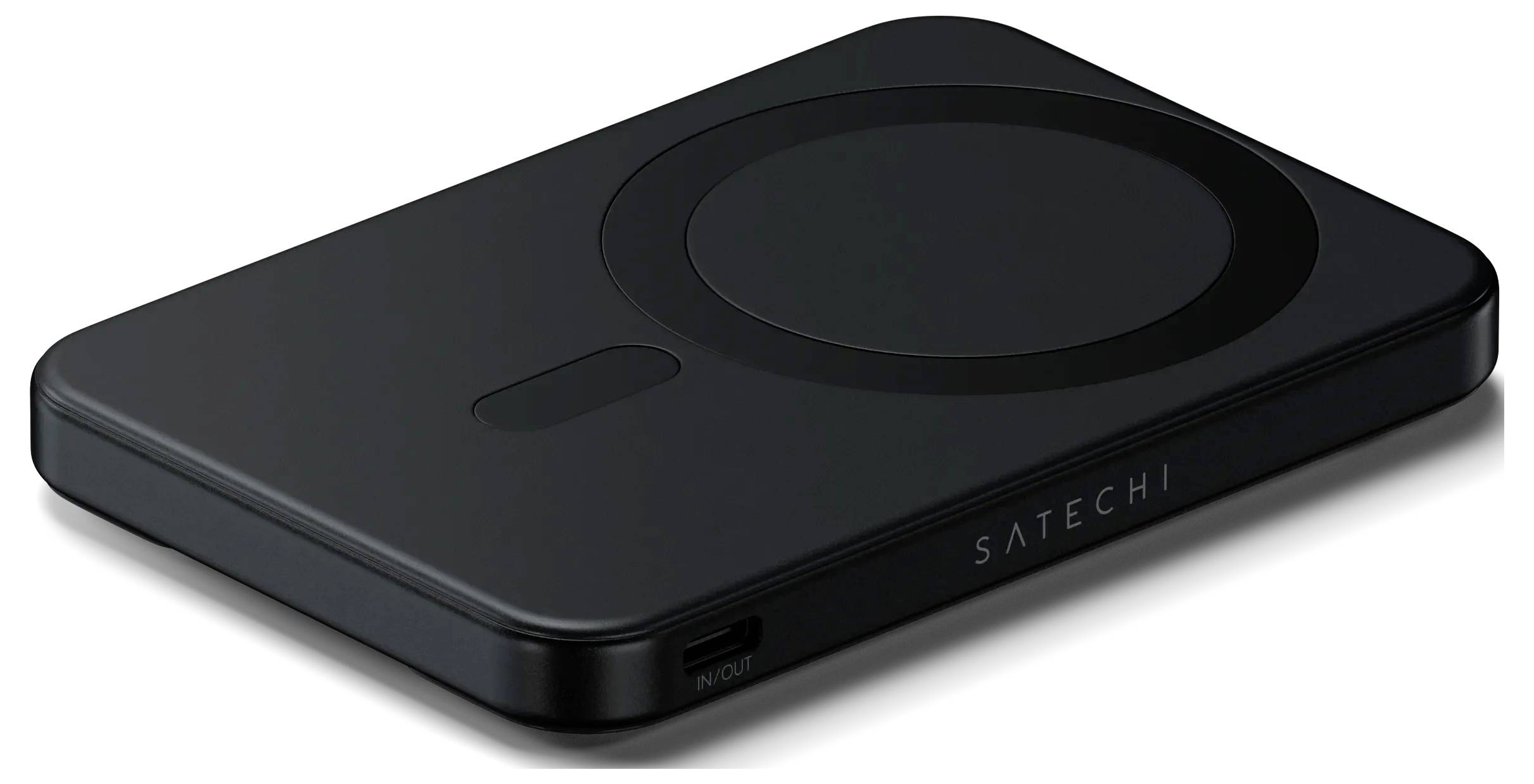 Ein Smartphone wird von einem schwarzen Klappständer gestützt, der die Triple-Kamera und das schlanke Design hervorhebt.