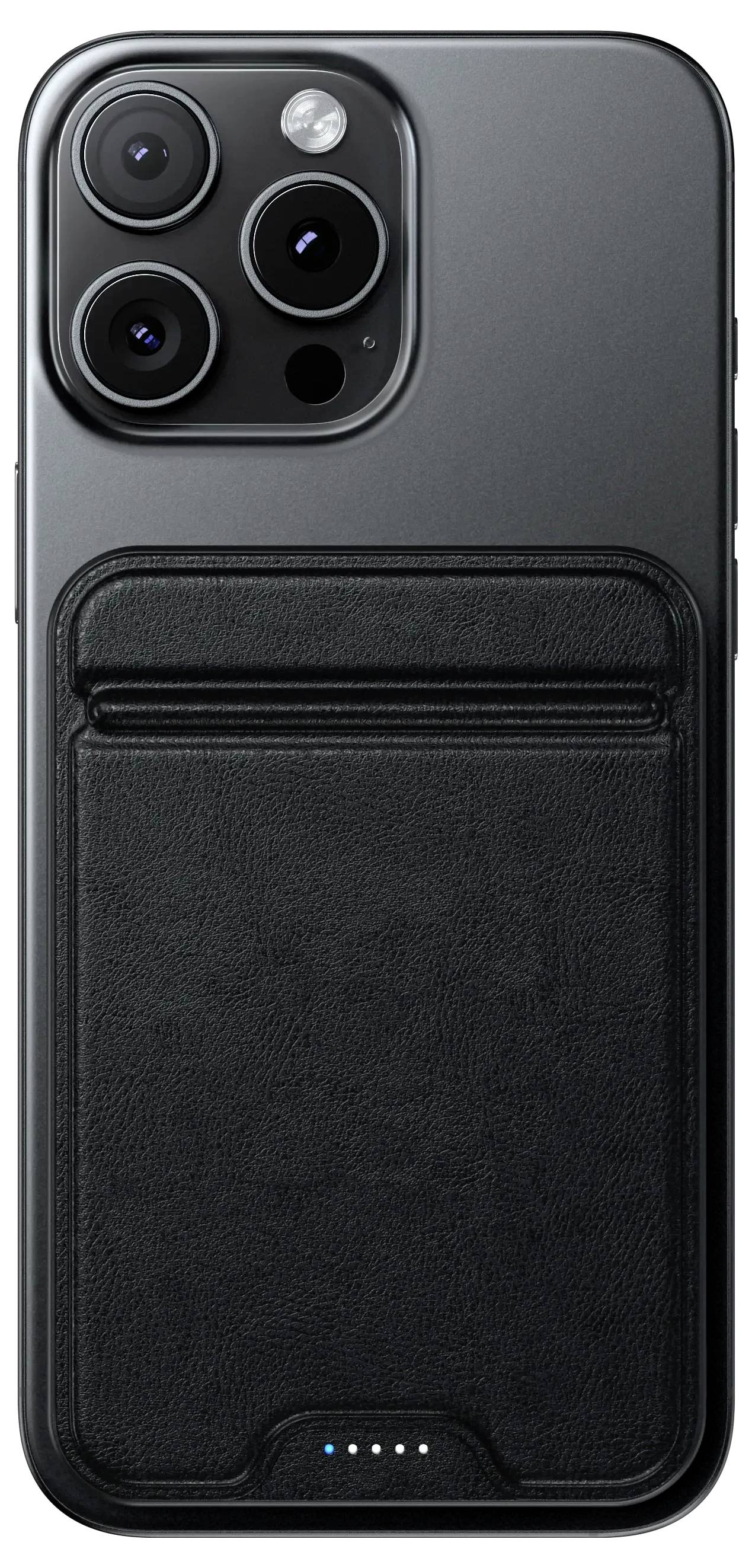 Ein Smartphone mit einer schwarzen Ledertasche auf der Rückseite, ausgestattet mit drei Kameraobjektiven und einem LED-Blitz in der oberen Ecke.