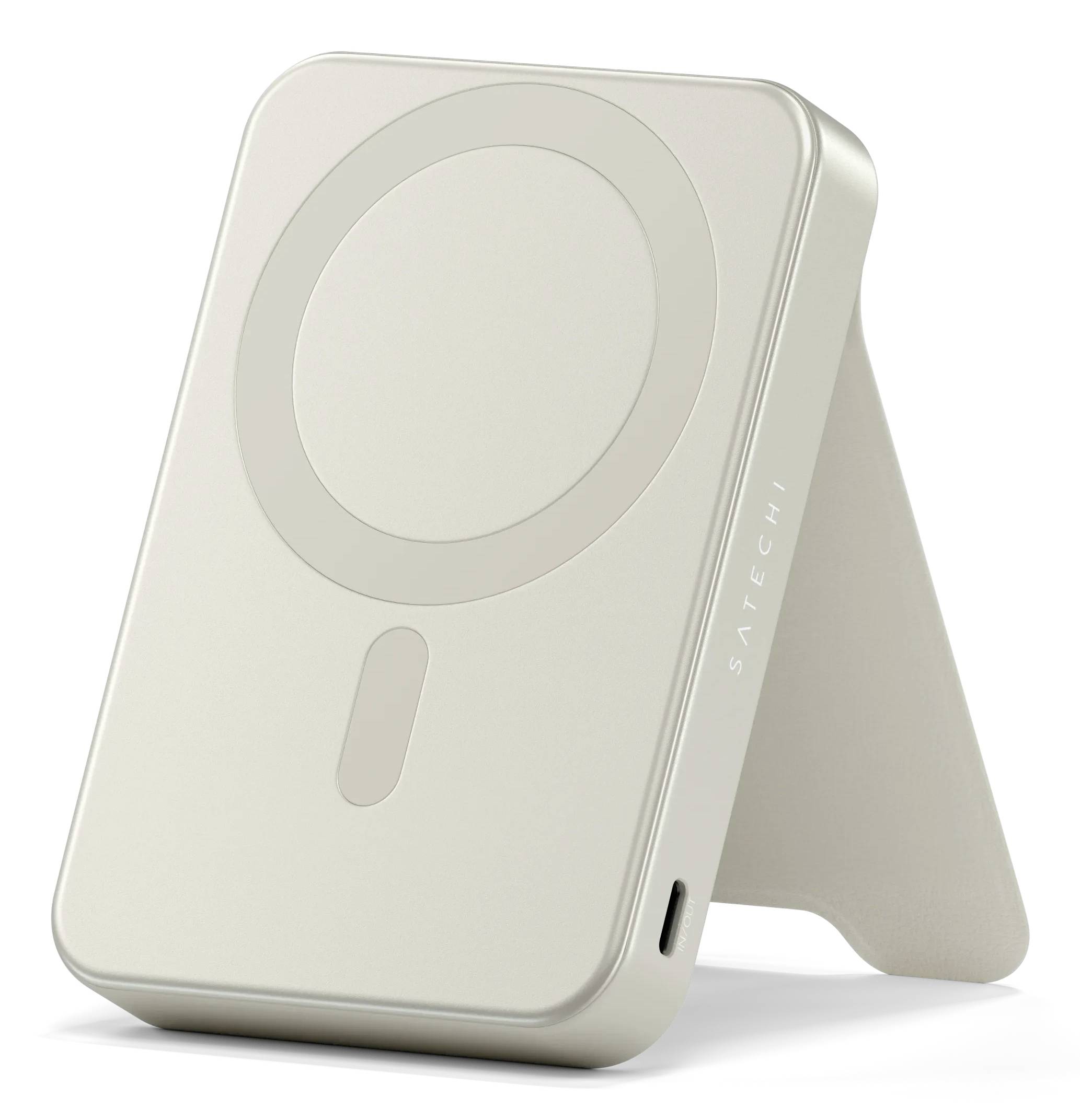 Ein weißer kabelloses Ladesystem von Satechi mit klappbarem Ständer, das sein minimalistisches Design und die MagSafe-Kompatibilität präsentiert.