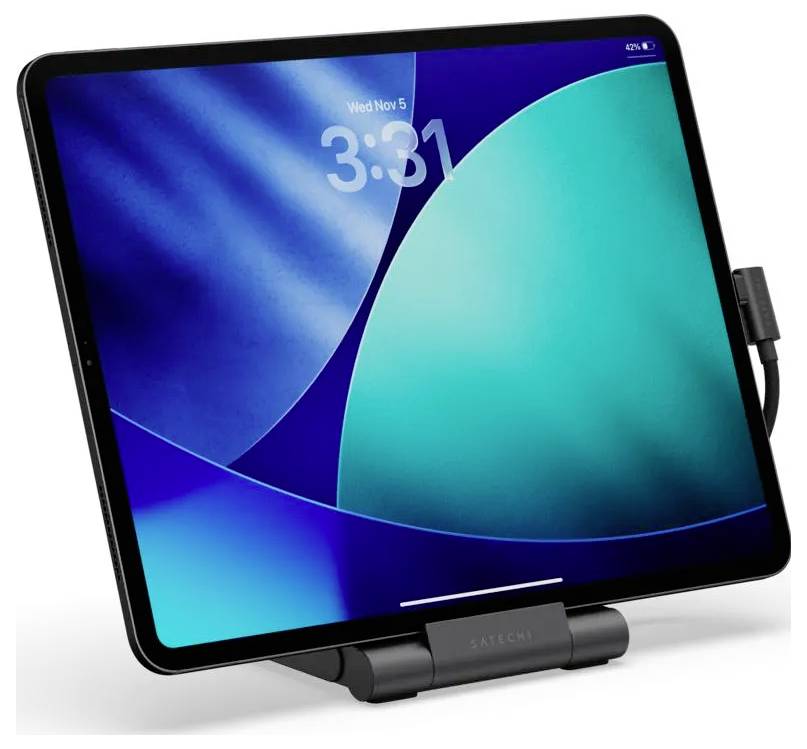 Ein Tablet auf einem Ständer zeigt eine blaue und blaugrüne abstrakte Tapete mit der Uhrzeit 3:31 und dem Datum Mi. 5. Nov.