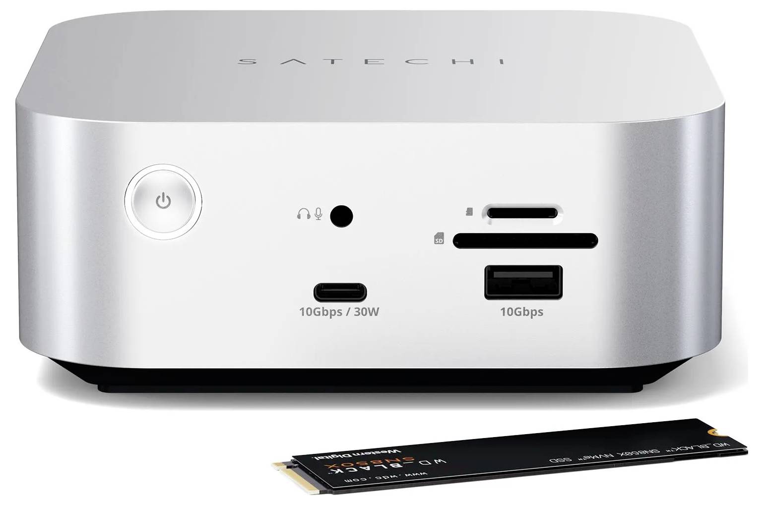 Frontansicht eines silbernen Satechi-Mini-Desktopcomputers mit Betriebstaste, Kopfhörerbuchse, USB-C- und USB-A-Anschlüssen mit der Bezeichnung 10Gbps sowie einer darunter angezeigten SSD.