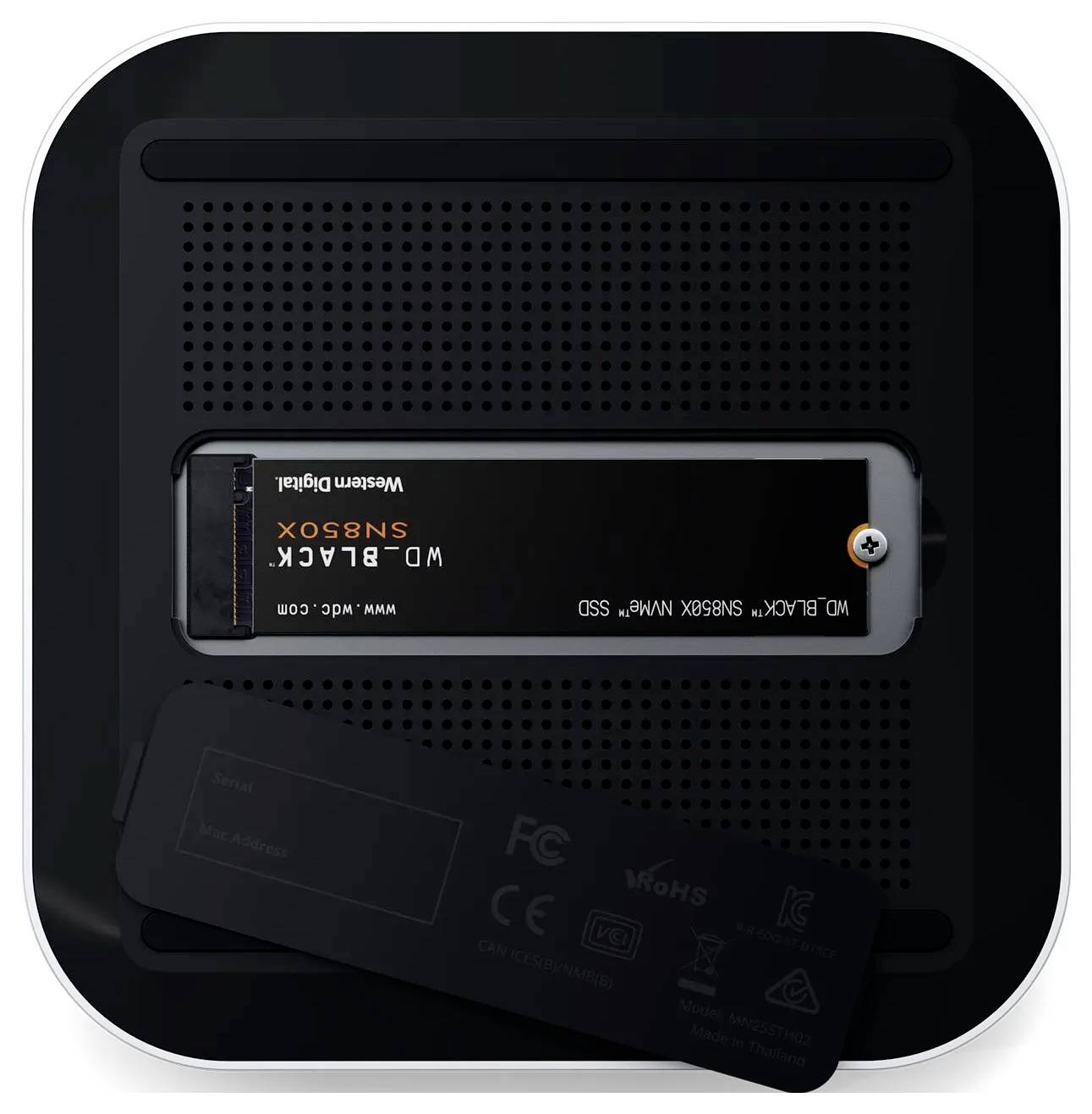 Unteransicht einer WD_BLACK SN850X Western Digital SSD in einem schwarzen Gerätegehäuse, die das Laufwerk und die Befestigungsschrauben zeigt.