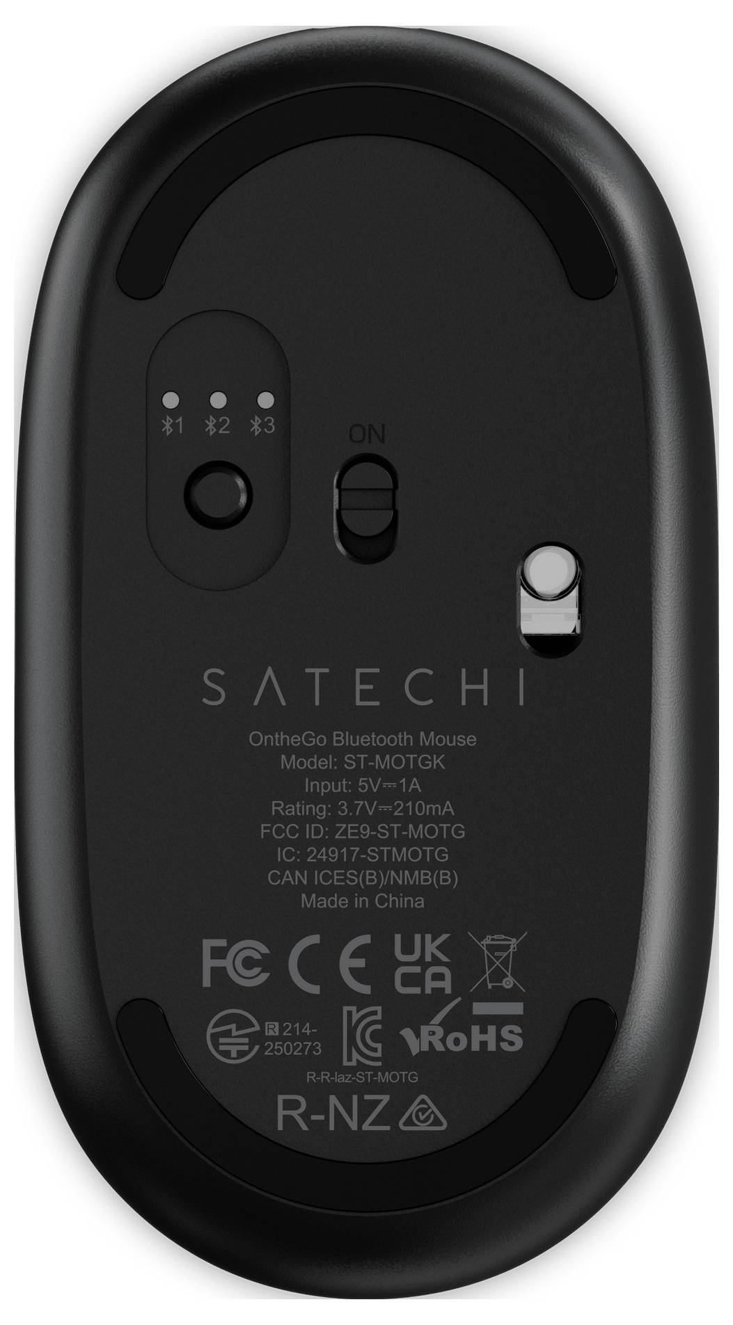 Unteransicht einer schwarzen Satechi Wireless-Maus mit Kopplungsschaltfläche, Stromanschalter, Sensorsensor-Abdeckung und Produktetikett mit Modell- und Zertifizierungszeichen.