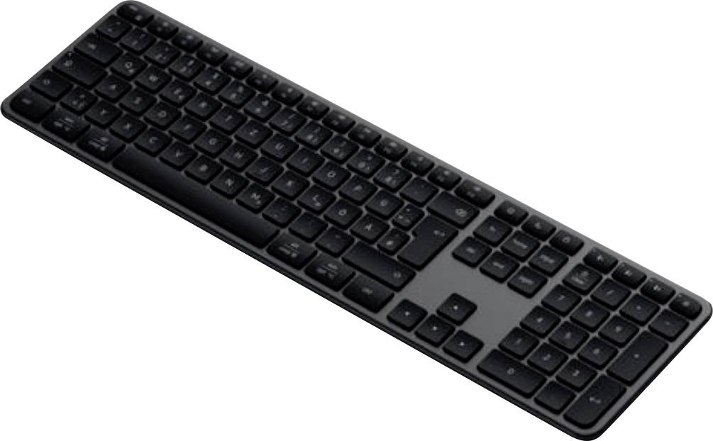 Schwarze Vollgröße-Computertastatur in schräger Ansicht auf weißem Hintergrund.