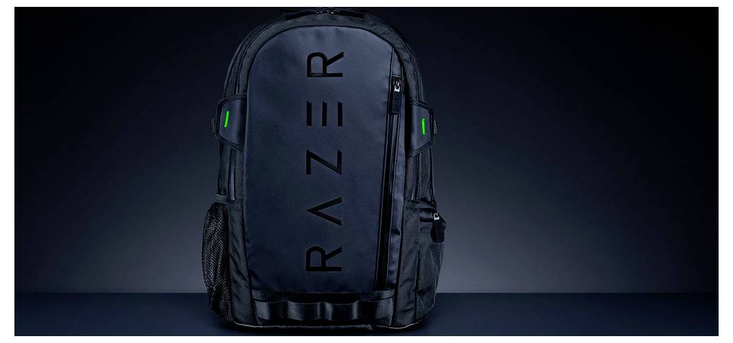 Ein schwarzer Razer-Rucksack mit dem Razer-Logo in großen Buchstaben auf der Vorderseite, mit grünen Akzenten an den Seiten.