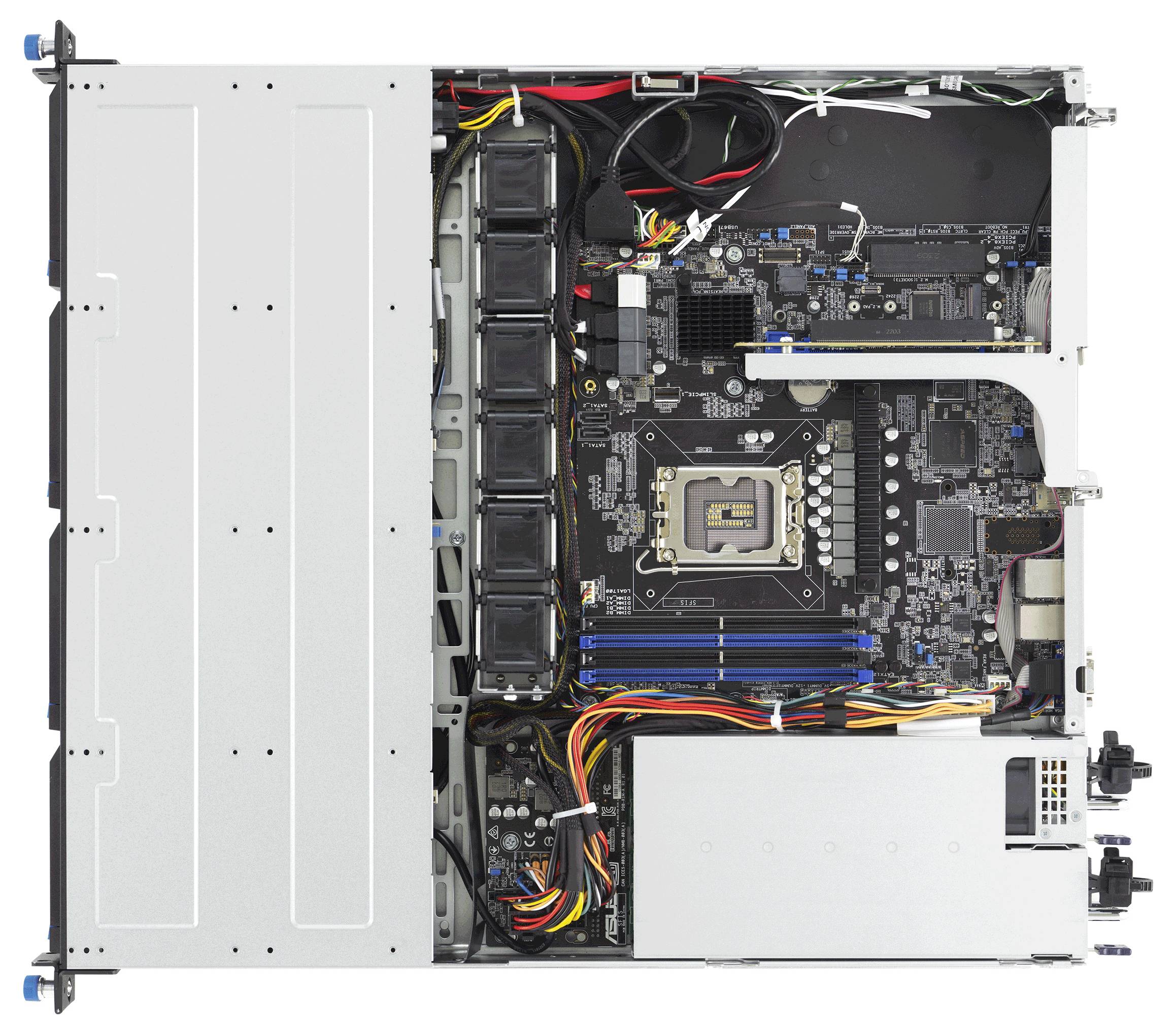 Ein Computerserver mit einem offenen Seitenpaneel, das interne Komponenten zeigt, einschließlich eines Motherboards, eines Prozessors, von Kühlungsventilatoren und einer Verkabelung.