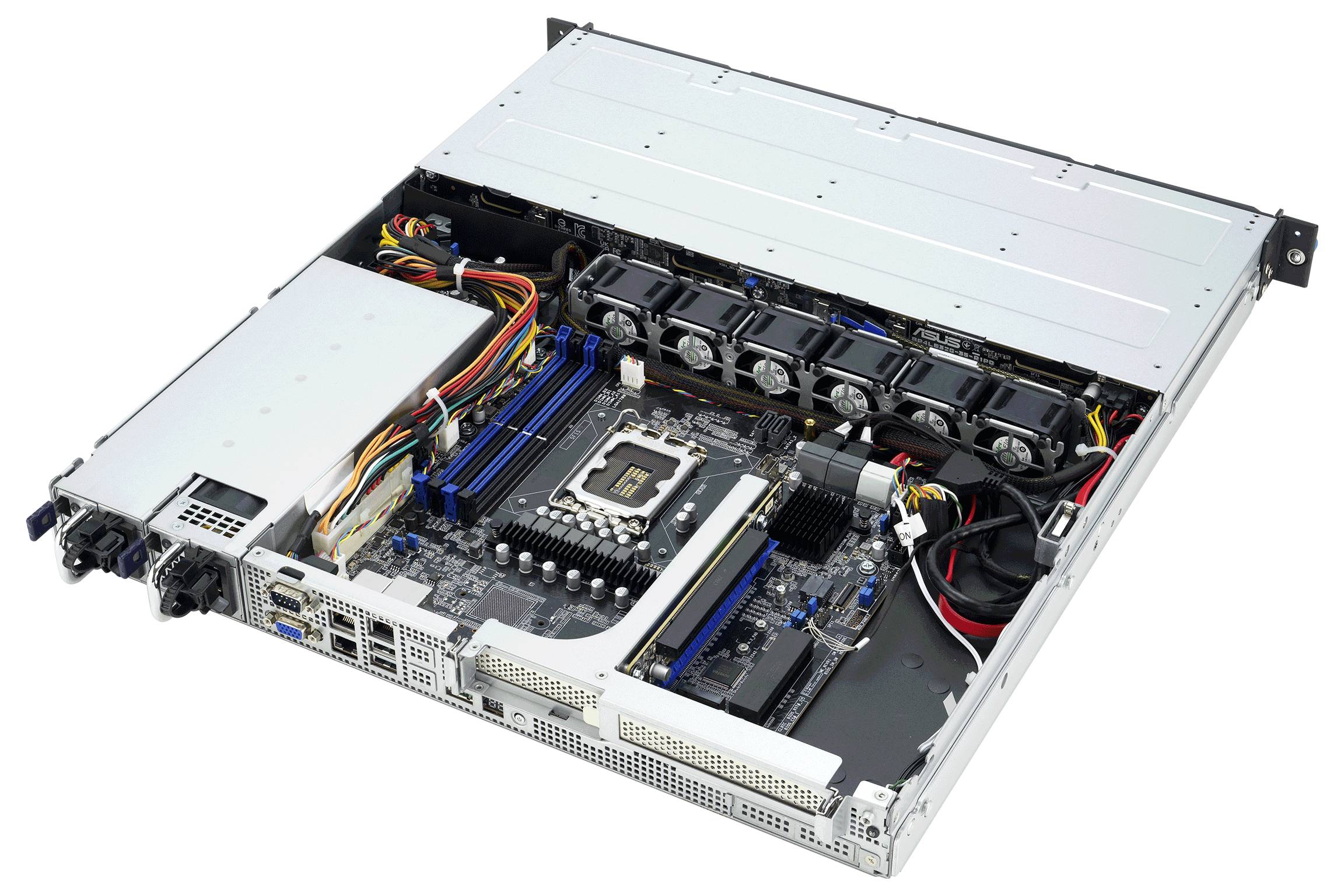 Offener Serverrahmen mit internen Komponenten, einschließlich Motherboard, Prozessor, RAM, Kühlüfter und Stromversorgungsverbindungen.