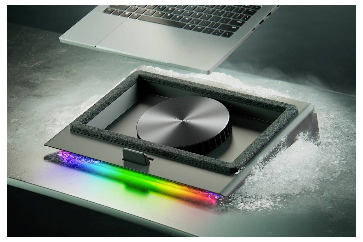 Ein Laptop, der über einem belüfteten Kühlpad schwebt, umgeben von Reif und farbigen LED-Lichtern, die ein fortschrittliches Kühlsystem veranschaulichen.