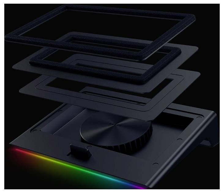 Explodierte Ansicht eines schwarzen RGB-beleuchteten Kühlpads mit Schichten einschließlich des Rahmens und des Lüfters vor dunklem Hintergrund.