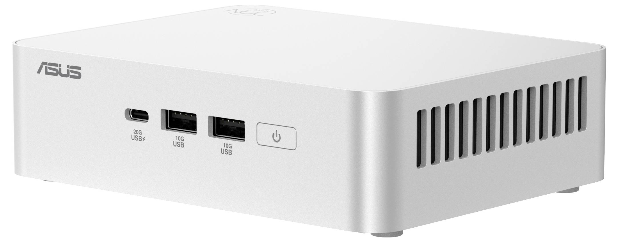 Asus Mini-Computer in Silber mit Belüftungsschlitzen an der Seite, mit zwei USB-A-Anschlüssen, einem USB-C-Anschluss und einem Stromschalter auf der Vorderseite.