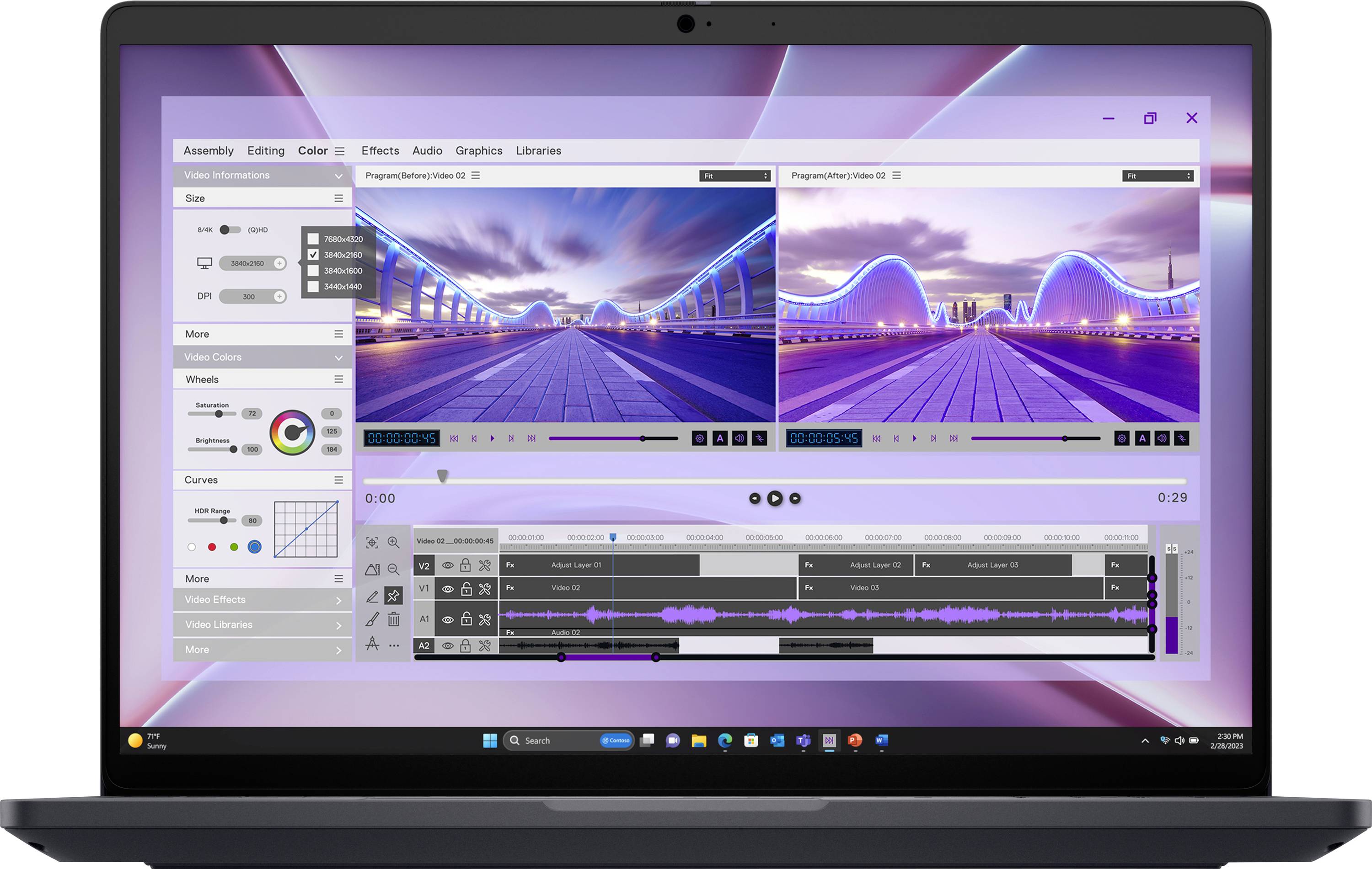 Ein Laptop, auf dem Videobearbeitungssoftware angezeigt wird, mit zwei Vorschaufenstern, die eine Brückenszene zeigen, und einer Zeitleiste darunter mit Video- und Audiotracks.
