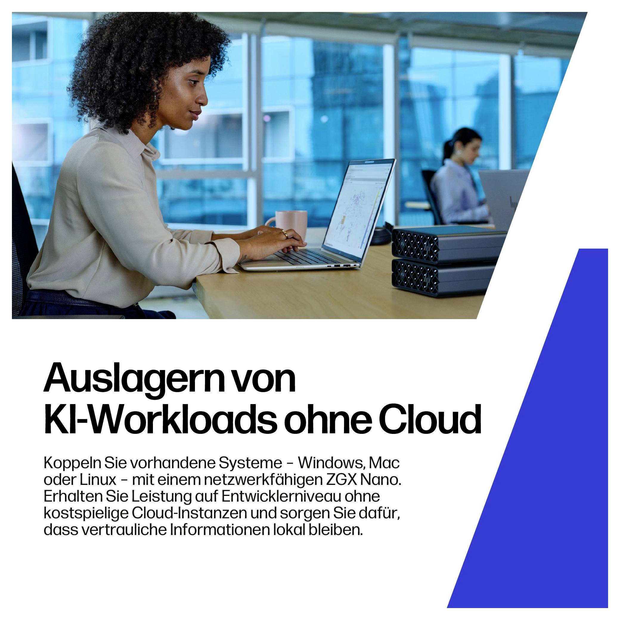 Ein schwarzer ASUS Mini-PC mit kompaktem Design, mit vorderen Anschlüssen einschließlich USB und Audiobuchse, eingeschaltet, auf einer weißen Oberfläche platziert.
