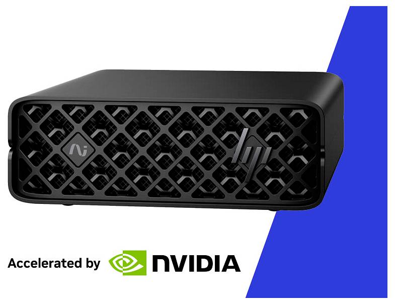Ein kompakter schwarzer ASUS Mini-PC mit USB-Anschlüssen an der Vorderseite und Belüftung an der Seite, entwickelt für effiziente Nutzung am Schreibtisch.