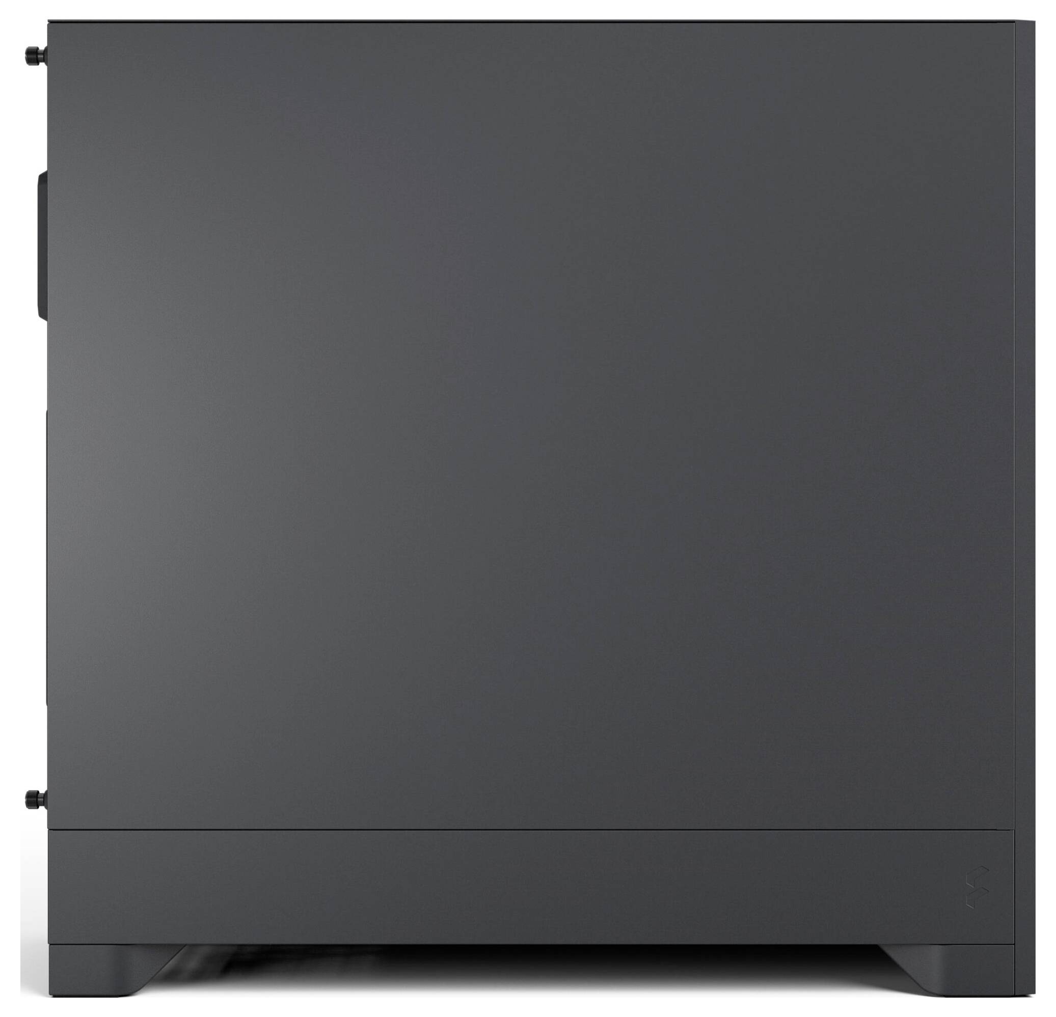 Ein schwarzes Computergehäuse von der Seite betrachtet, das ein massives Metallpaneel ohne sichtbare Merkmale oder Komponenten zeigt, vor weißem Hintergrund.