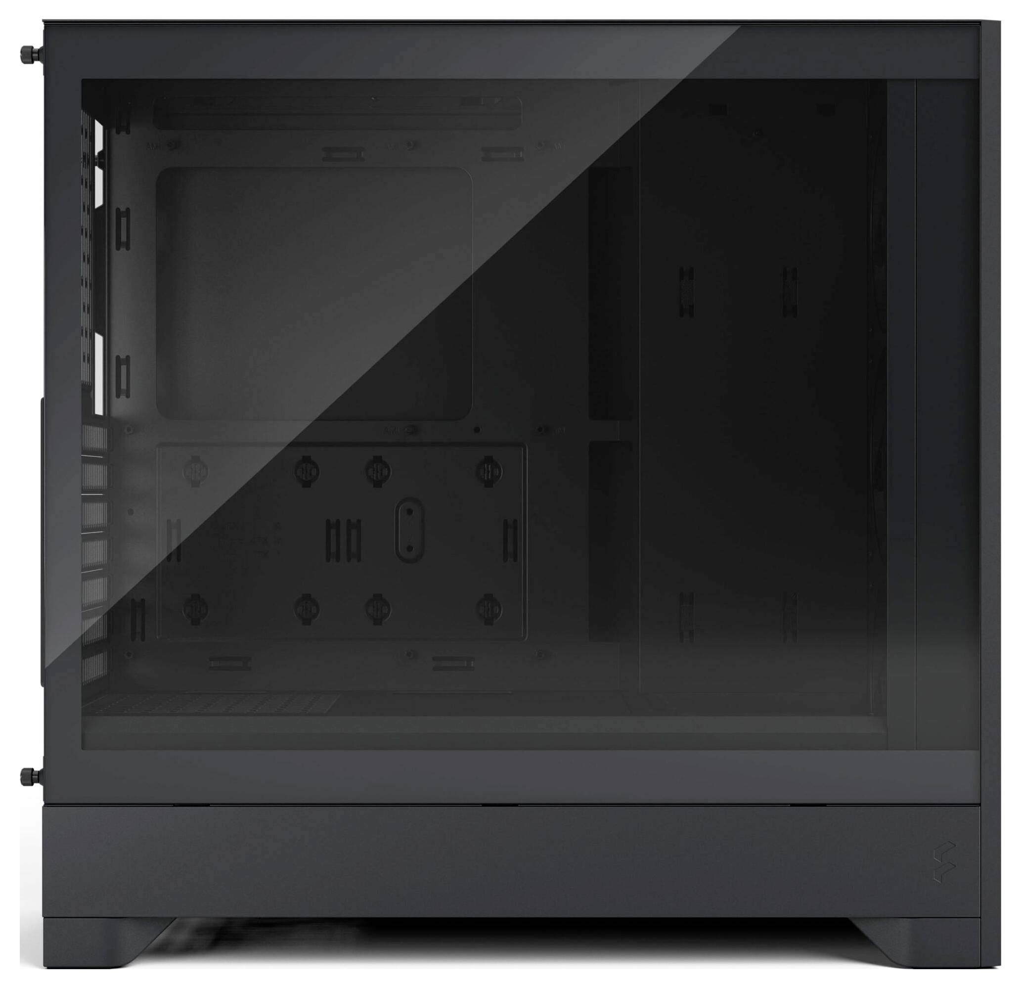 Ein schwarzes Mid-Tower-PC-Gehäuse mit getöntem Glasseitenpanel, das zeigt leeren Innenraum für die Installation von Computerkomponenten.