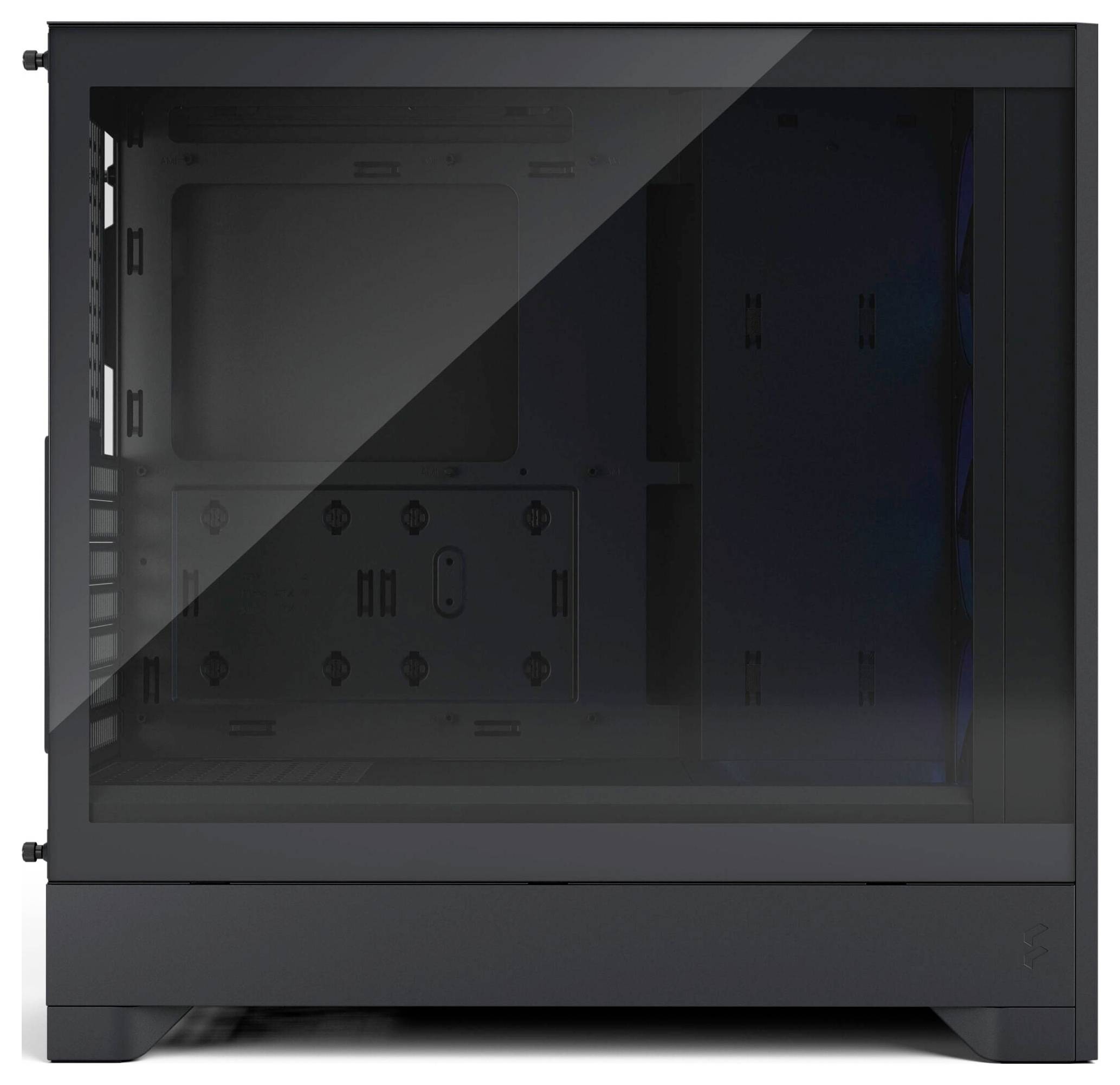 Schwarzes Computergehäuse mit transparentem Glasseitenpanel, das interne Facheinheiten für Hardwarekomponenten zeigt.
