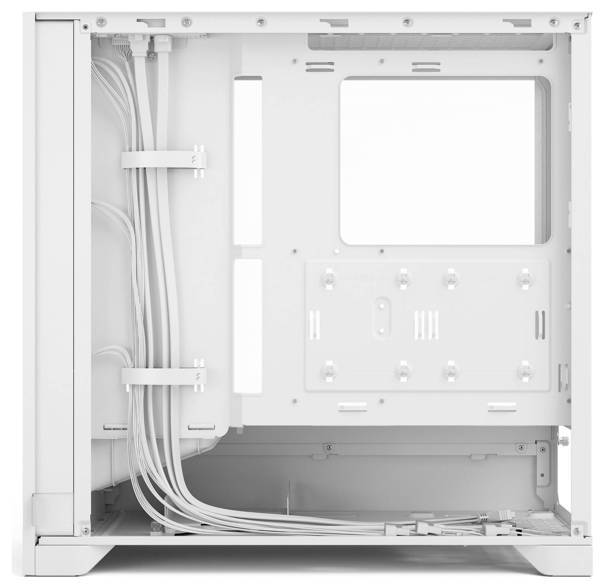 Ein weißes Computergehäuse-Inneres mit organisierten Kabeln, offenes Panel für Luftzirkulation und Sichtbarkeit, das Montageklammern für Hardware zeigt.