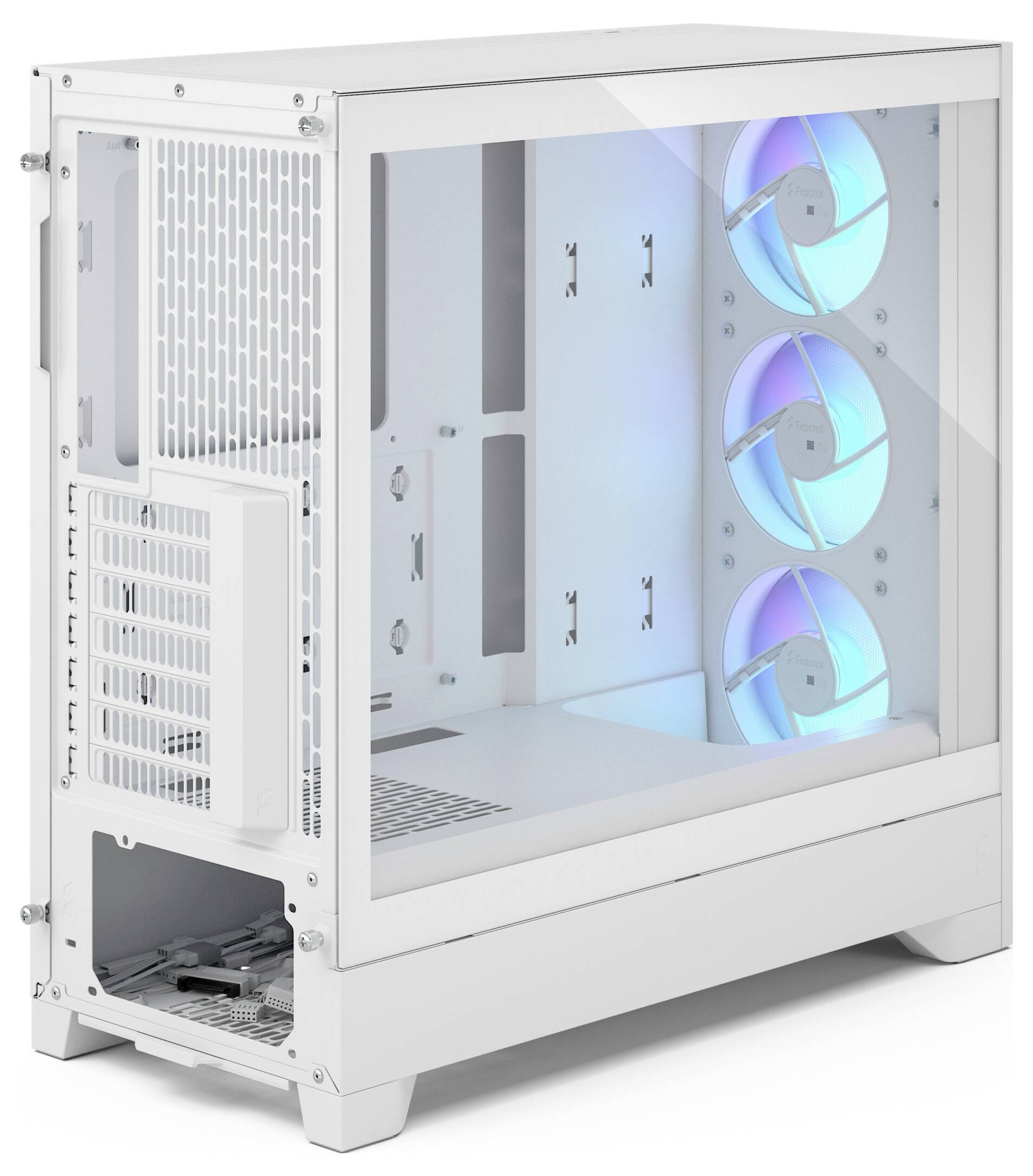 Ein weißes Computergehäuse mit einem transparenten Seitenpanel, das drei leuchtende Kühlventilatoren auf der Rückseite und blaue Innenbeleuchtung zeigt.