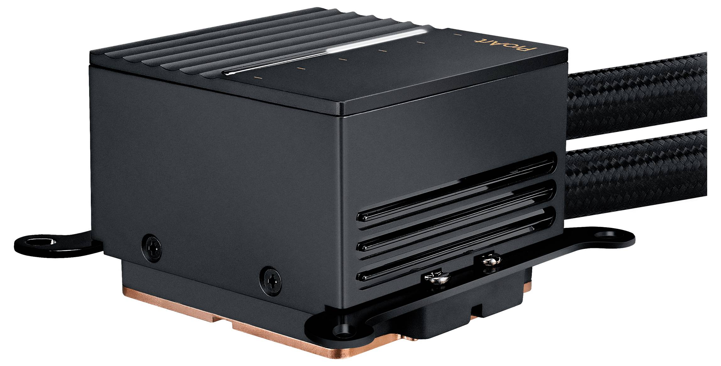 Ein schwarzer Computer-CPU-Flüssigkeitskühler mit horizontalen Rillen, Kupferbasis und zwei geflochtenen Schläuchen, die von der Seite abgehen.