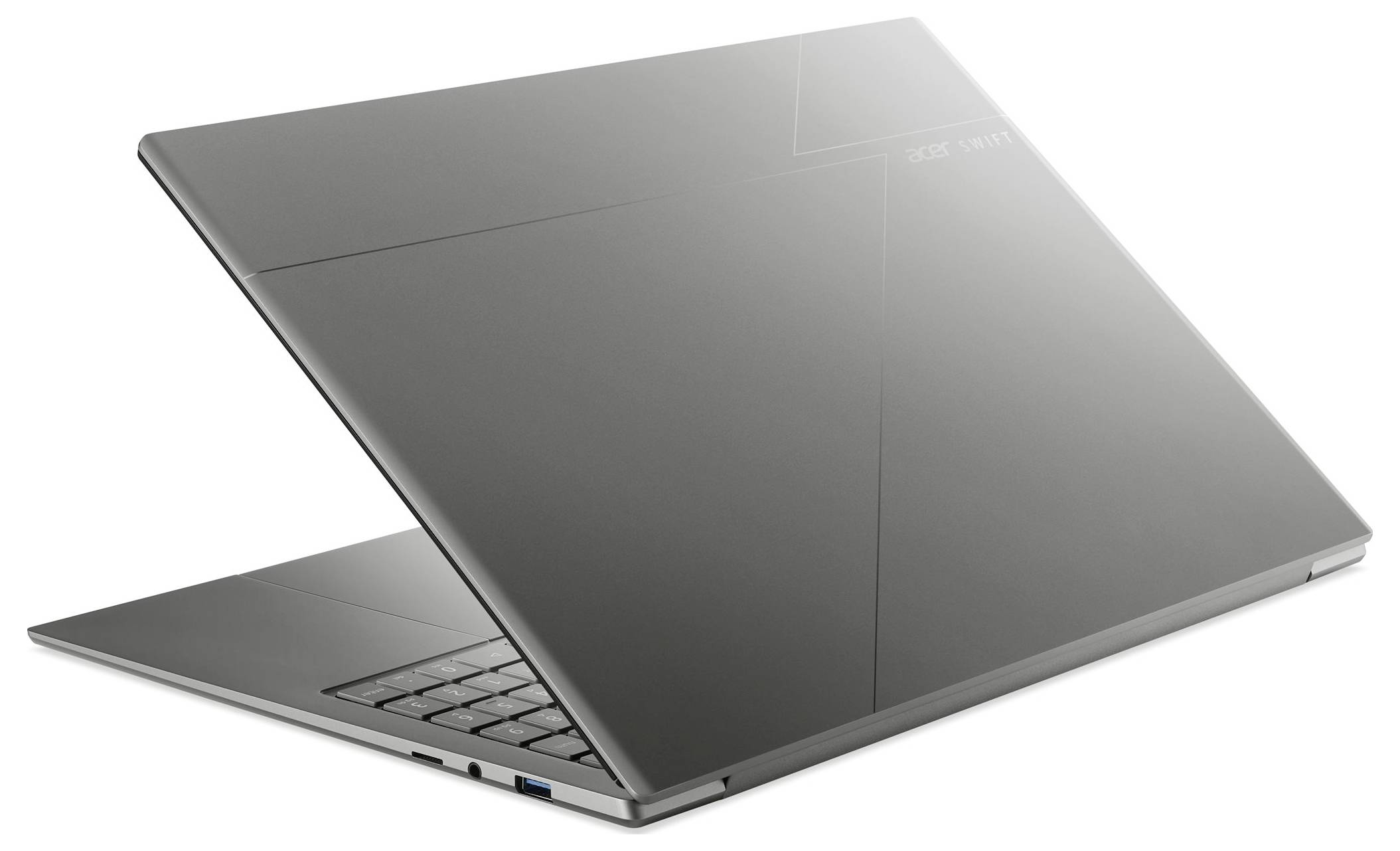 Schlanker silberner Laptop, teilweise geöffnet auf weißem Hintergrund, zeigt die Tastatur und das schlanke Profil.