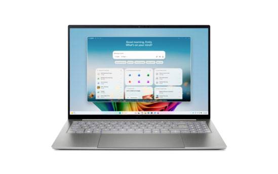Silberner Laptop mit Windows 11 Desktop und zentrierter Suchbox sowie Widgets auf blauem Farbverlauf-Bildschirm.