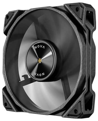 Eine Nahaufnahme eines Computer-Kühlbelüfters mit dunklen Rotorblättern und einer zentralen Nabe, die mit „NOVA