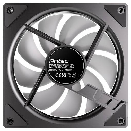 Ein quadratischer Computerkühllüfter mit schwarzem Rahmen und rotierenden weißen Blättern, in der Mitte mit 