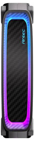 Ein Computergehäuse mit Kohlefasermuster und RGB-Beleuchtung an den Kanten, die einen Farbverlauf von Blau zu Rosa zeigt; das Logo von Antec ist sichtbar.