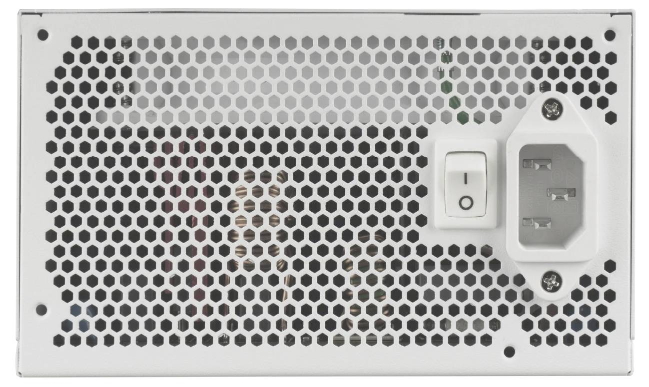 Nahaufnahme eines weißen elektronischen Gerätepanels mit sechseckigen Belüftungslöchern, einem Wippschalter für die Stromversorgung und einer AC-Stromeingangsbuche.